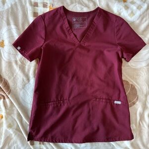 FIGS MAROON CASMA THREE POCKET SCRUB TOP